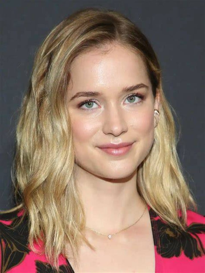 Elizabeth Lail Biography, Age, Height, Husband, Net Worth, Family