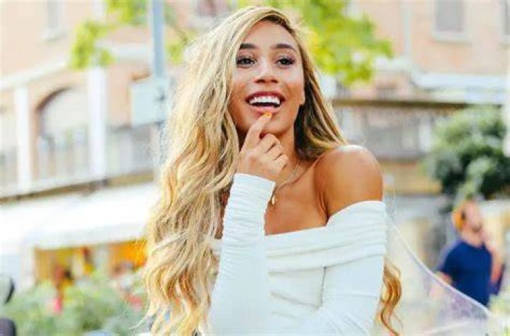 Eva Gutowski Bio (Wiki) ·
