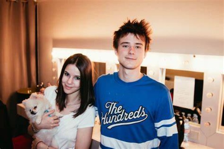 Meet Alec Benjamin older sister Logan?