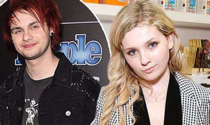 Michael Clifford Biography, Relationship with Abigail Breslin, Height, Age, Girlfriend