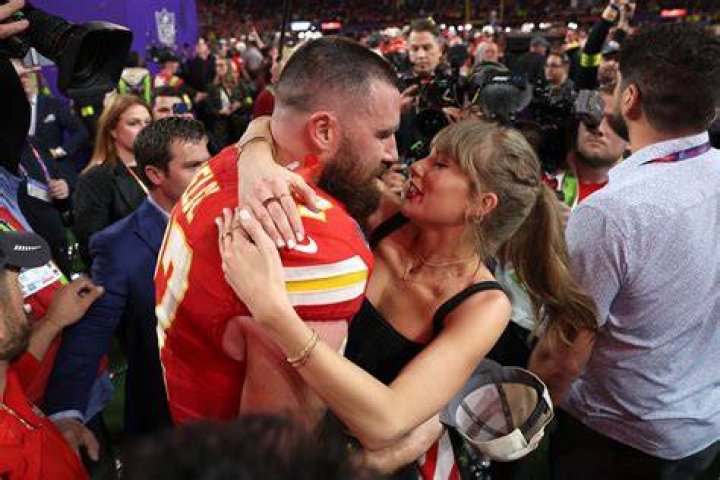 Taylor Swift Kisses Travis Kelce in New PDA Photo After Chiefs Game Hollywood Life ·
