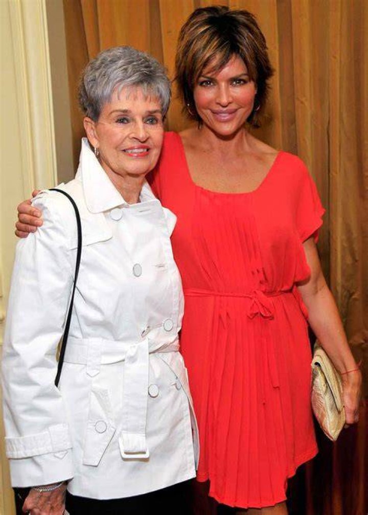 What happened to Lisa Rinna's mother?