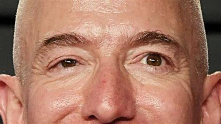 What is wrong with Jeff Bezos eye?