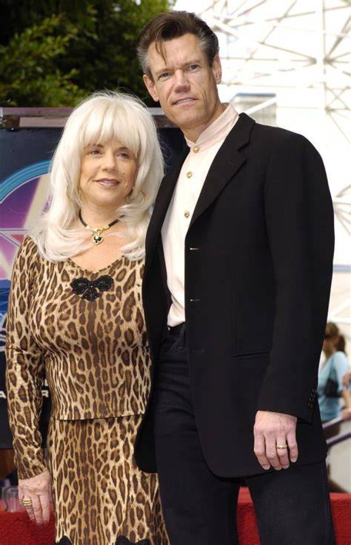What was the age difference between Randy Travis and Lib Hatcher? ·