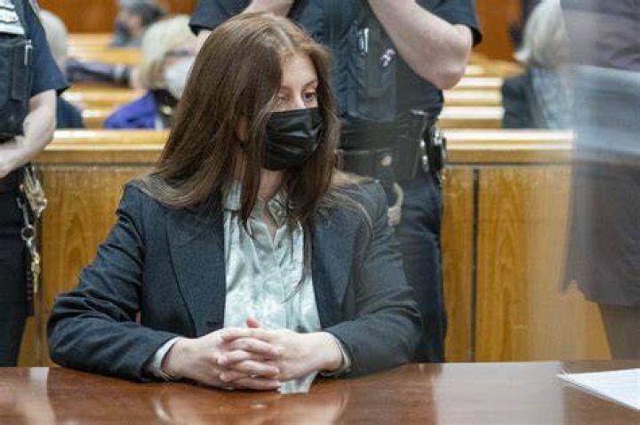 Who is Lauren Pazienza, NYC lady who attacked Barbara Maier Gustern? Age, family, charges